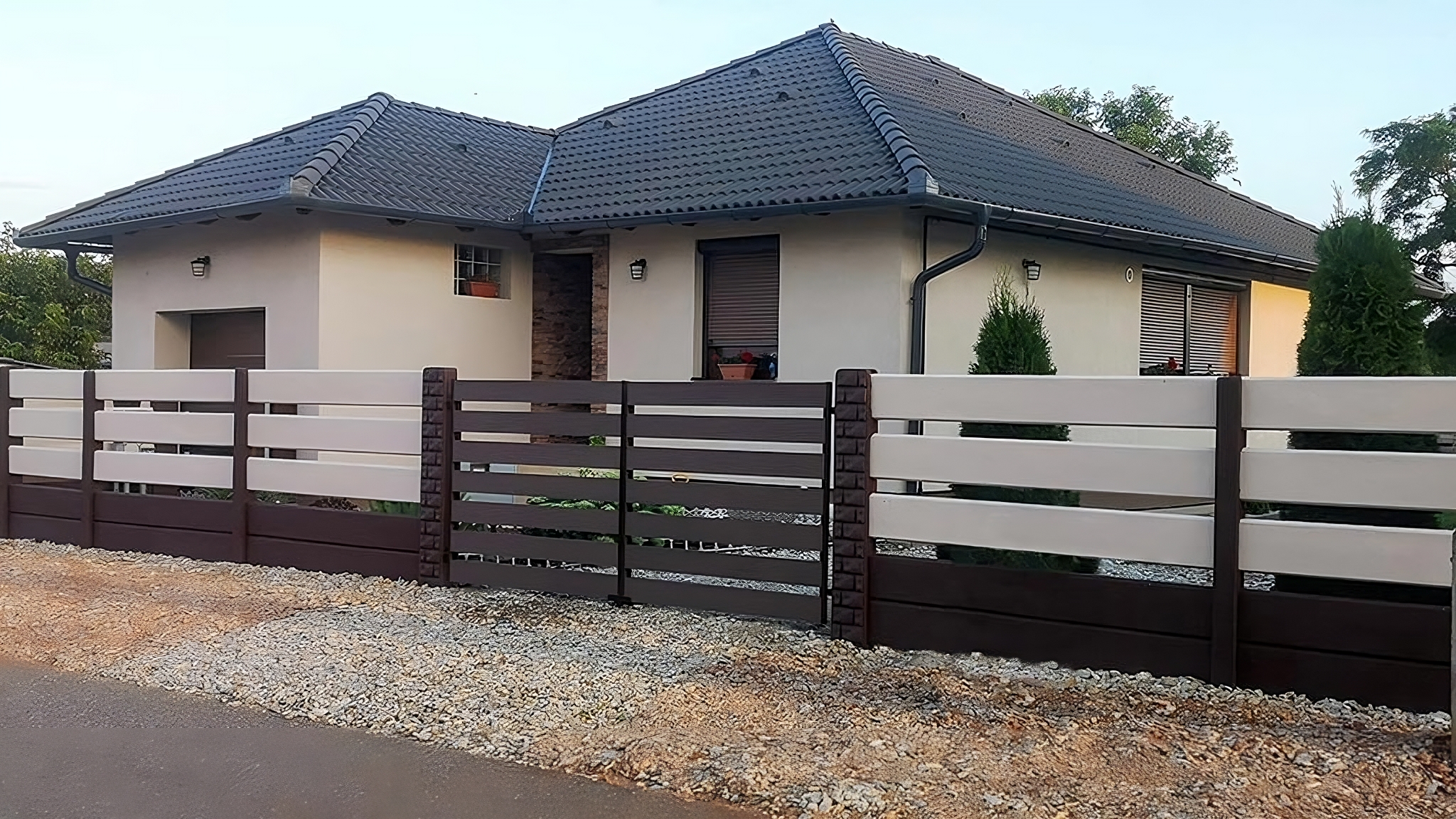 2. Kombinácia predného oplotenia s bránou, Betonové ploty